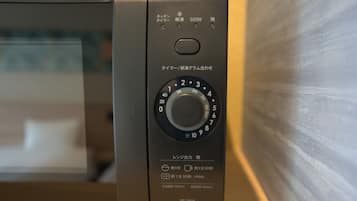 Un microondas con pantalla digital y panel de control.