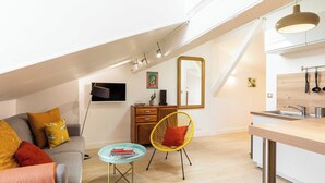 A modern loft apartment with a kitchen, dining area, and living space. - DIFY Reinach - Jean Macé (Lyon)