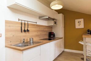 Fridge, microwave, stovetop, dishwasher