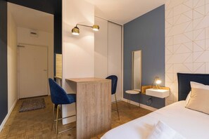 Tabla de planchar con plancha, wifi gratis, ropa de cama