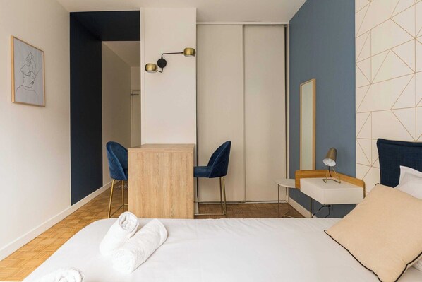 Tabla de planchar con plancha, wifi gratis, ropa de cama