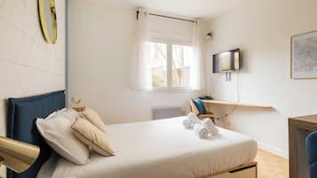 Tabla de planchar con plancha, internet y ropa de cama