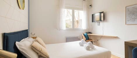 Iron/ironing board, internet, bed sheets
