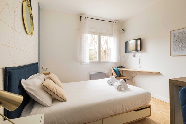 Tabla de planchar con plancha, acceso a internet y ropa de cama 