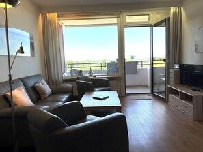 Tv, bordtennisbord, stereoanlæg