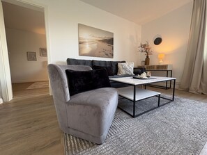 Unclassified image, 4 of 30, button