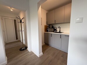 Een koelkast, een microgolfoven, een oven, een kookplaat