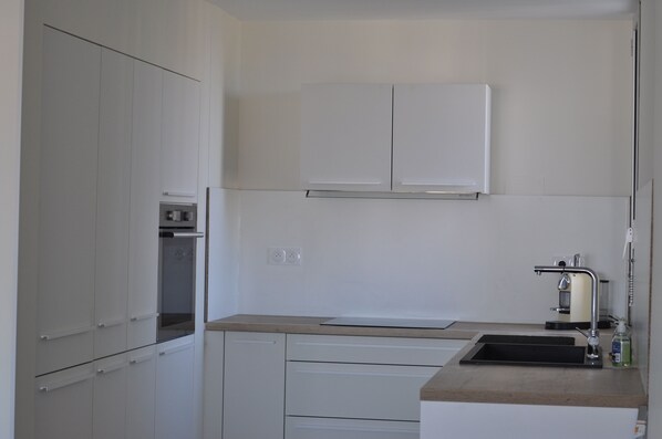 Private kitchen - Appart.90 m² -Exceptional Sea View-Renovated 2025 8-pers.- Large Terrace, Garage (Le Barcarès)