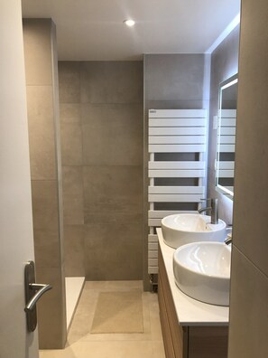 Shower, towels - Appart.90 m² -Exceptional Sea View-Renovated 2025 8-pers.- Large Terrace, Garage (Le Barcarès)