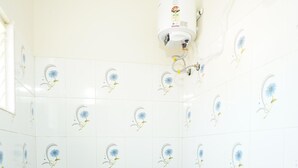 Ein Badezimmer mit Toilette, Waschbecken und Dusche.