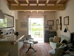 Télévision, lecteur de DVD, livres, chaîne hi-fi