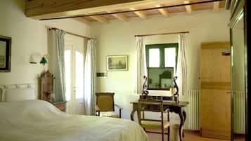 1 Schlafzimmer, Schreibtisch, Bügeleisen/Bügelbrett, Reisekinderbett