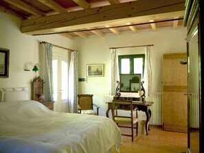 1 chambre, bureau, fer et planche à repasser, lit parapluie