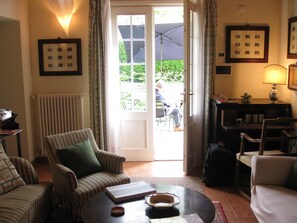 TV, DVD player, books, stereo