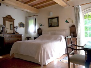 1 chambre, bureau, fer et planche à repasser, lit parapluie