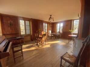 Interior - Welcome to the castle! Authenticity, charm and absolute calm. (Machemont)