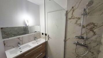 Een douche, toiletpapier