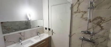 Douche, papier toilette