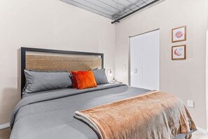 6 soverom, skrivebord, strykejern/-brett og reiseseng for barn