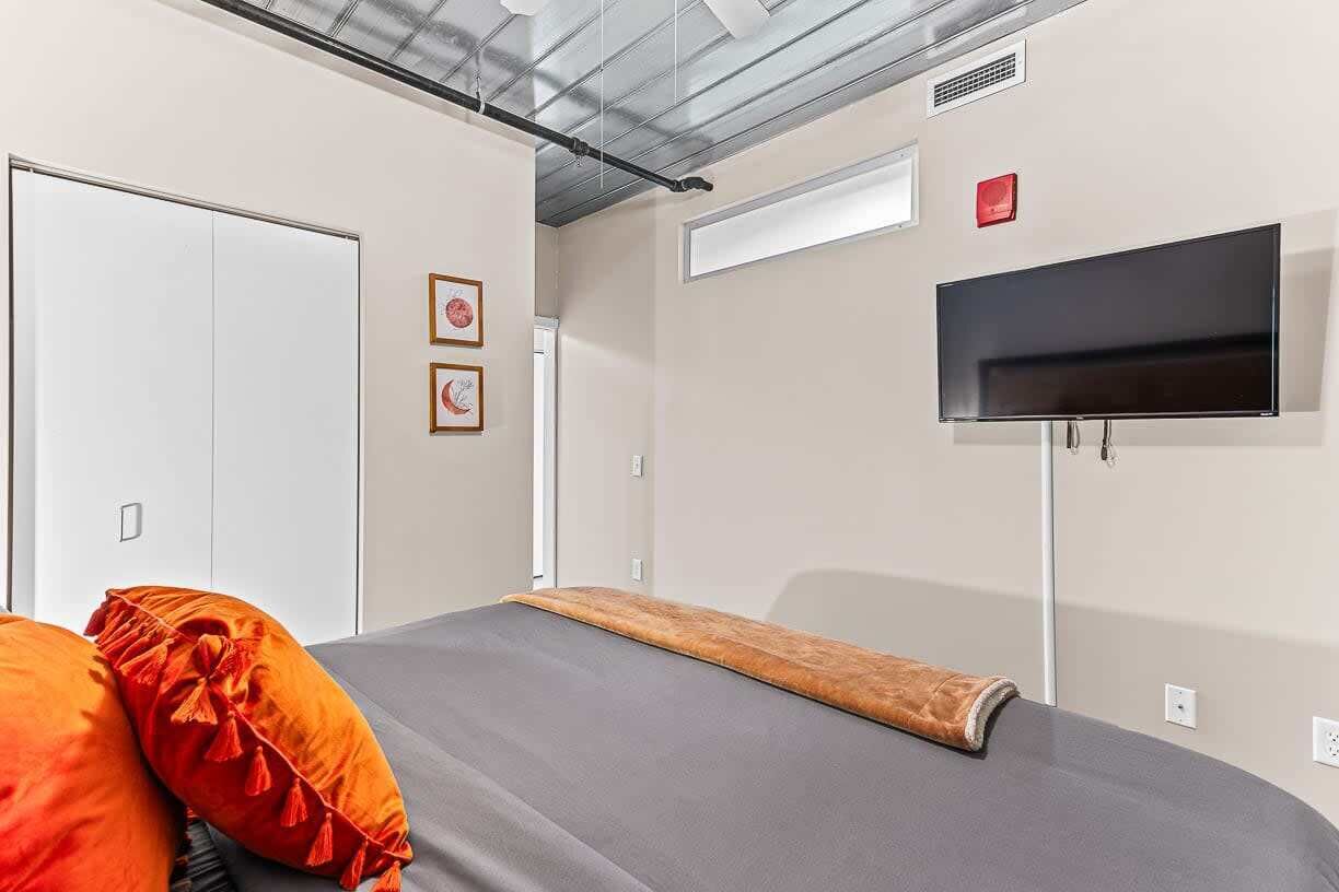 4 soverom, skrivebord, strykejern/-brett og reiseseng for barn