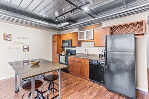 Réfrigérateur, four à micro-ondes, un four, surface de cuisson