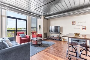 TV, offices - 6 Modern Apts - 12 Beds w Parking - Near Kerrytown (Ann Arbor)