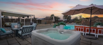 Charming 3-bedroom house with Pool, hot tub and Tiki bar in Bakersfield
