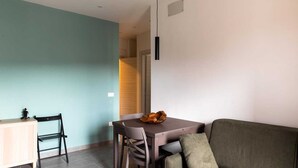 Leilighet – deluxe, balkong, byutsikt | Oppholdsområde