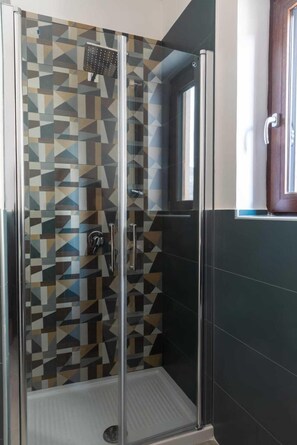 Appartement Deluxe, balcon, vue ville | Salle de bain | Douche, peignoirs