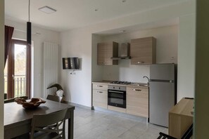 Deluxe Apartment, Balcony, City View | Private kitchen