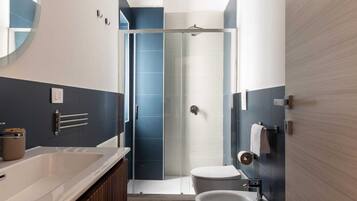 Comfort-Apartment, Stadtblick | Badezimmer | Dusche