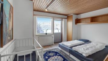 2 bedrooms, travel cot, free WiFi