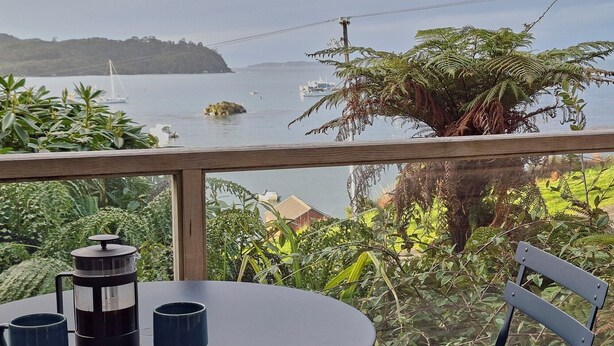 A balcony with a table, two cups, and a coffee maker. - Greenvale Bed and Breakfast (Oban)