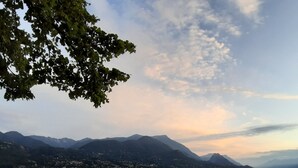 A pebble beach with a view of mountains and a lake. - Exclusive apartment a stone's throw from the station spectacular lake view Daisy  (Desenzano del Garda)