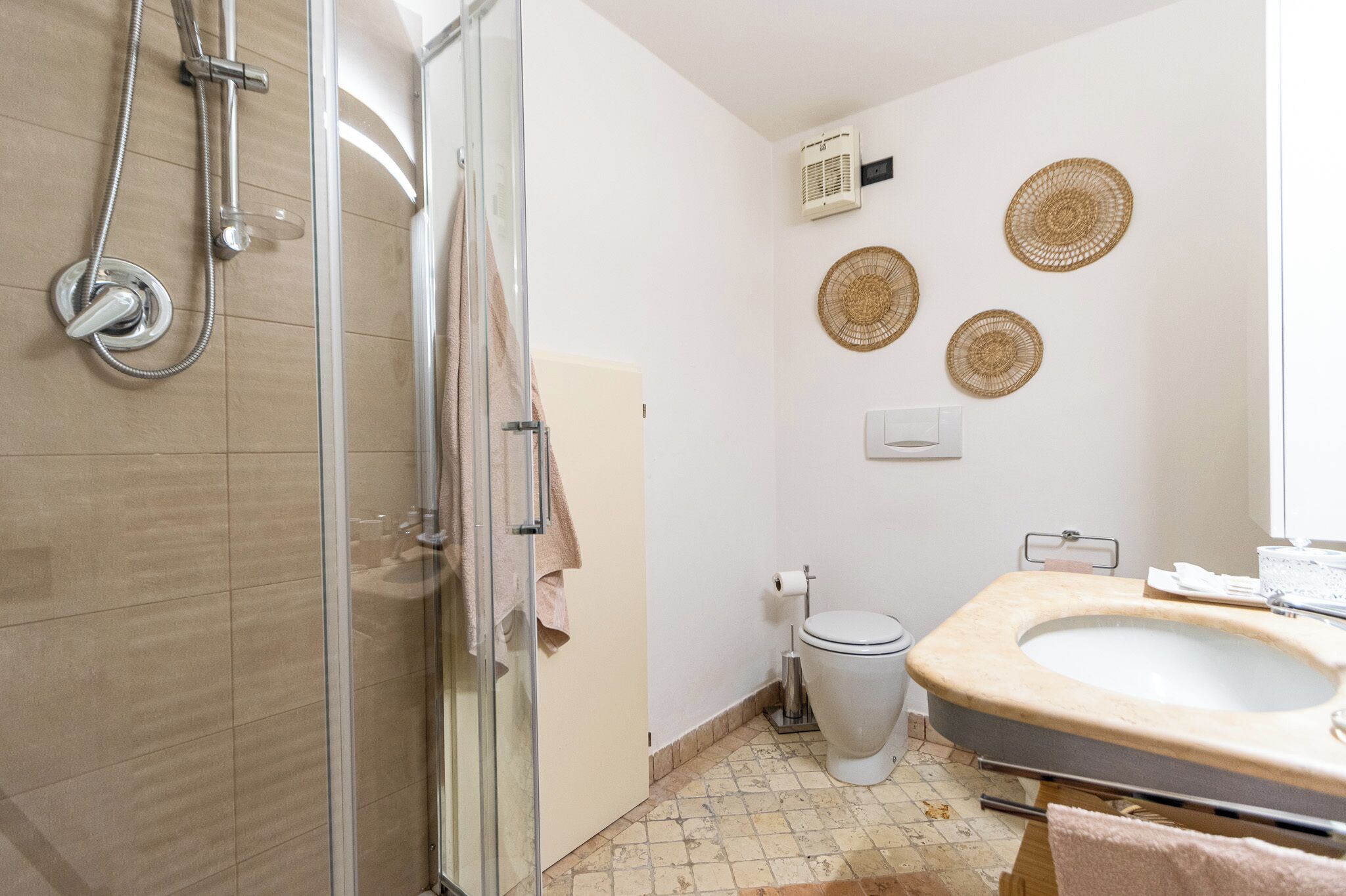 Douche, sèche-cheveux, bidet, serviettes fournies