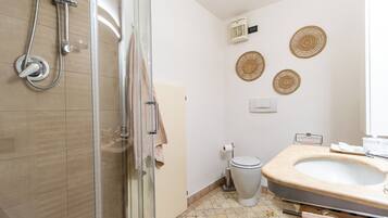 Douche, sĂšche-cheveux, bidet, serviettes fournies