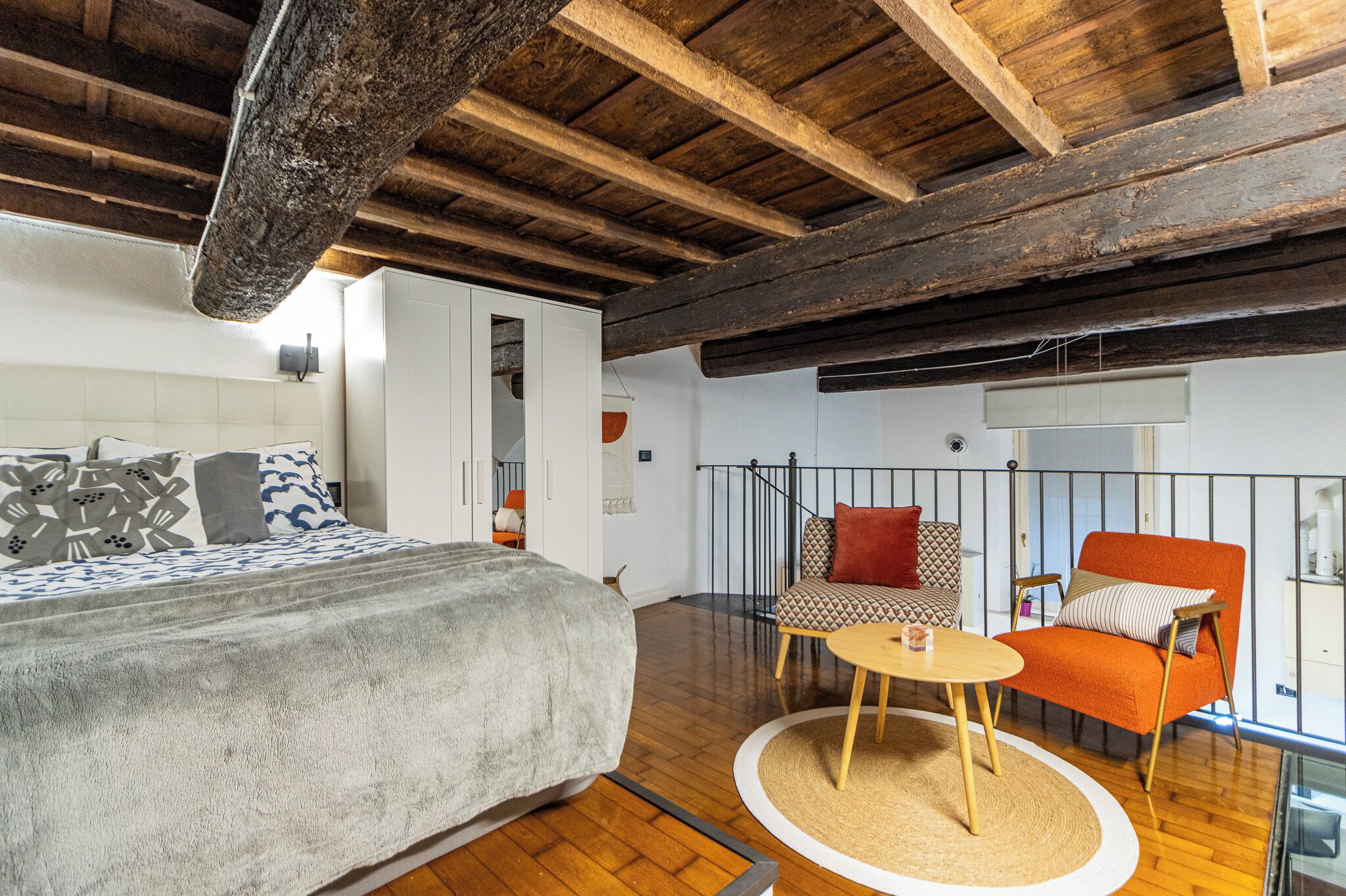 Tabla de planchar con plancha, wifi y ropa de cama 