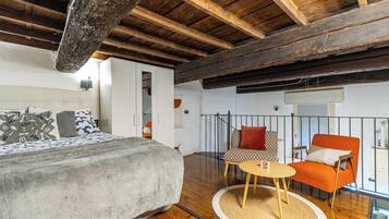 Tabla de planchar con plancha, wifi y ropa de cama