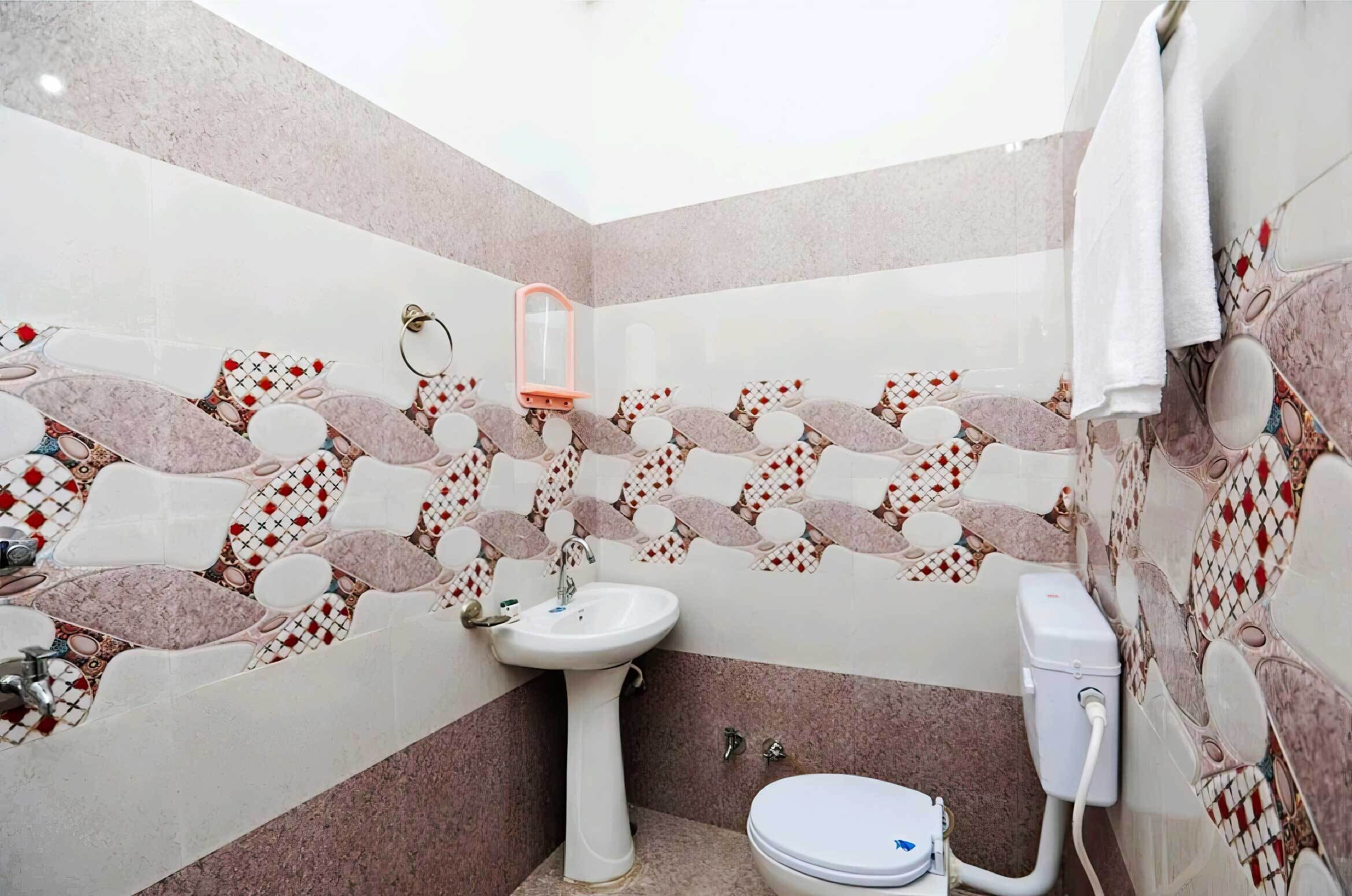Habitación doble Deluxe | Baño | Amenidades de baño gratuitas, toallas, jabón, shampoo 