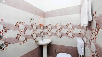 Habitación doble Deluxe | Baño | Amenidades de baño gratuitas, toallas, jabón, shampoo
