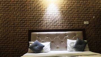 Deluxe Double Room | Desk, laptop workspace, free WiFi