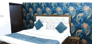 Desk, laptop workspace, free WiFi - EZ Stayz By Vilaasitaa (Agra)