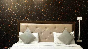 Deluxe Double Room | Desk, laptop workspace, free WiFi