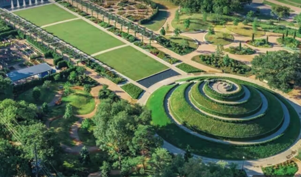 Ein Luftbild eines angelegten Gartens mit einer zentralen Spiralen-Anlage, Wegen und einem großen offenen Feld.