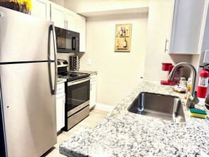Private kitchen - NRG and Med center 2-bedroom apartment with WiFi, AC in welcoming Houston (Houston)