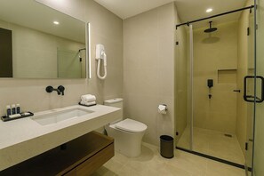 Deluxe Double or Twin Room | Bathroom