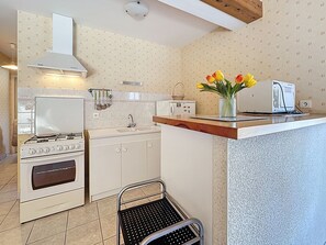 Kühlschrank, Mikrowelle, Kochgeschirr/Geschirr/Besteck