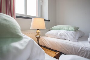 3 habitaciones, muebles diferentes y ropa de cama 