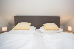 Apartment | 3 bedrooms, individually furnished, bed sheets