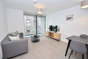 TV, offices - Stylish 1 Bed Apartment with Balcony in Manchester (Salford)
